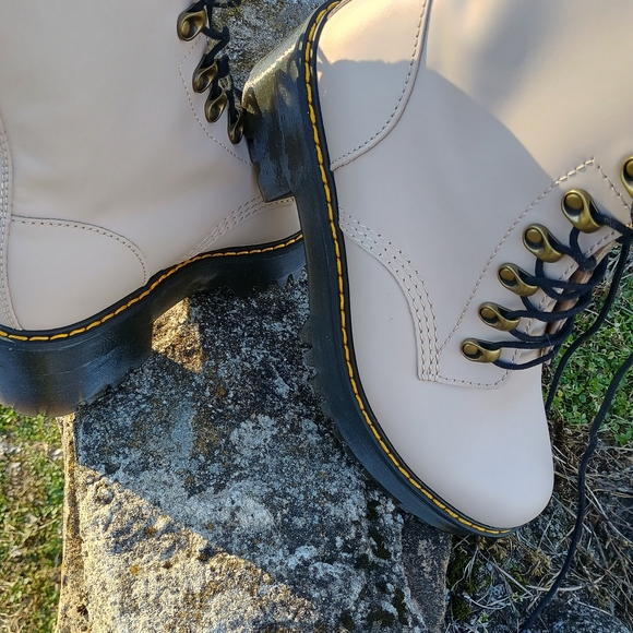 💣 Ah-MaZiNG 💣 Dr. Martens, NWOT, Sz. 9, "Leona" lace-up leather boots, Docs - Picture 9 of 16